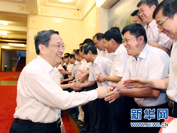 會(huì)前，俞正聲、張高麗接見(jiàn)援藏干部代表，向參加對(duì)口支援西藏工作的各地區(qū)各部門(mén)各單位和廣大援藏干部表示誠(chéng)摯問(wèn)候。新華社記者 姚大偉 攝