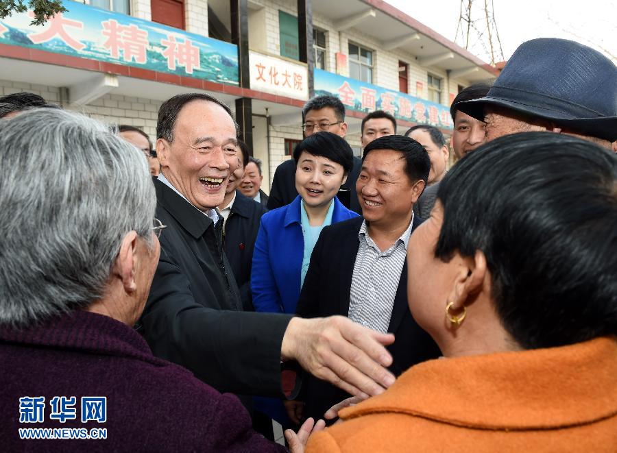 3月27日至28日，中共中央政治局常委、中央紀(jì)委書記王岐山到河南省調(diào)研，并主持召開座談會(huì)。這是3月27日王岐山在河南林州姚村鎮(zhèn)馮家口村同村民親切交談。 新華社記者 饒愛民 攝