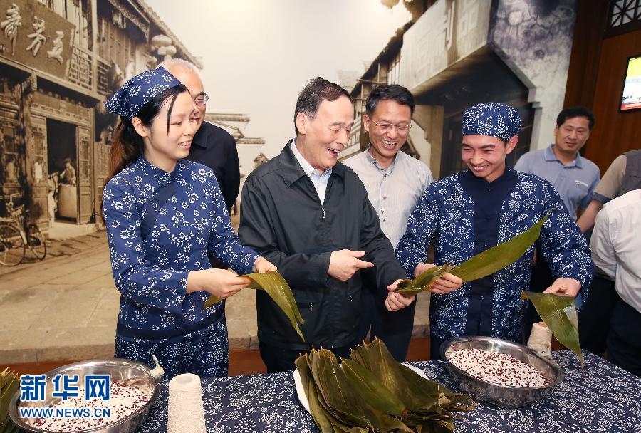 5月8日至10日，中共中央政治局常委、中央紀(jì)委書(shū)記王岐山到浙江省調(diào)研，并主持召開(kāi)部分省區(qū)市紀(jì)委書(shū)記座談會(huì)。這是5月8日，王岐山在嘉興五芳齋實(shí)業(yè)股份有限公司考察。新華社記者 姚大偉 攝 