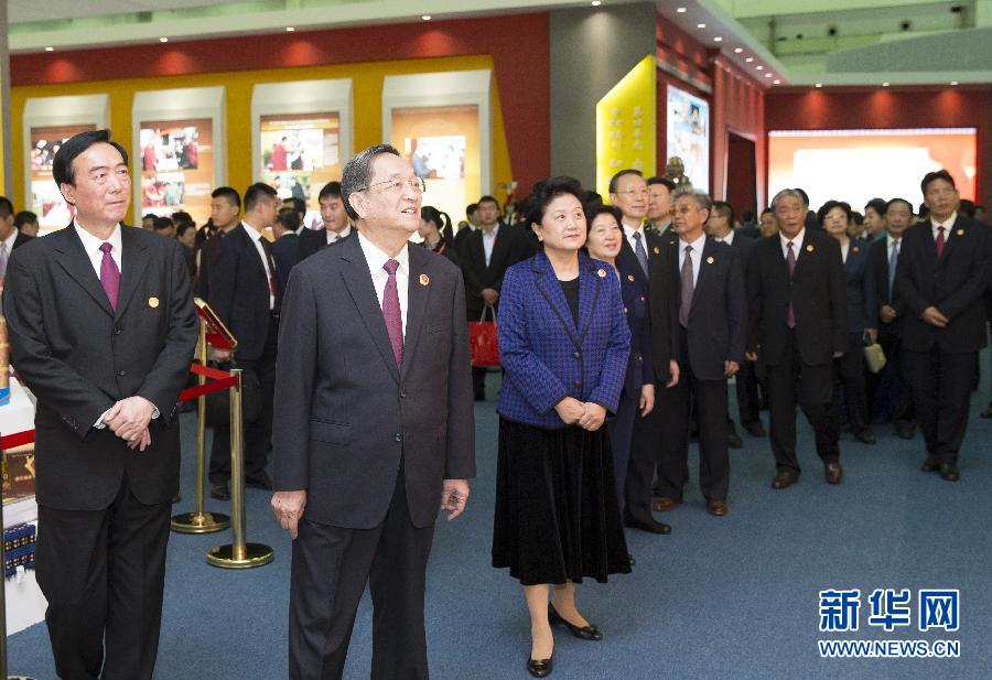 9月7日，中共中央政治局常委、全國政協(xié)主席、中央代表團團長俞正聲率代表團全體成員來到拉薩西藏會展中心，出席《圓夢中國西藏華章——西藏自治區(qū)成立50年成就展》開幕式并參觀展覽。 新華社記者 黃敬文 攝 