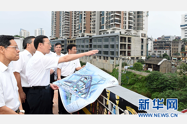9月16日至18日，中共中央政治局常委、國(guó)務(wù)院副總理張高麗在廣西調(diào)研。這是9月16日，張高麗實(shí)地考察南寧水街棚戶(hù)區(qū)改造項(xiàng)目現(xiàn)場(chǎng)。 新華社記者張鐸攝 
