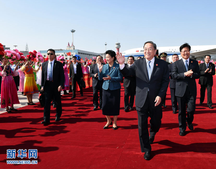  9月25日，以中共中央政治局常委、全國政協(xié)主席俞正聲為團長的中央代表團飛抵烏魯木齊，出席新疆維吾爾自治區(qū)成立60周年慶?；顒?。新華社記者 饒愛民 攝