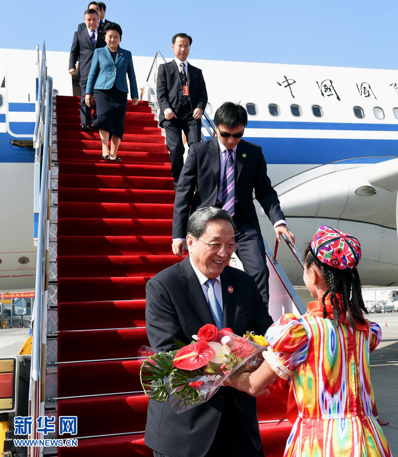 9月25日，以中共中央政治局常委、全國政協(xié)主席俞正聲為團長的中央代表團飛抵烏魯木齊，出席新疆維吾爾自治區(qū)成立60周年慶祝活動。新華社記者 饒愛民 攝
