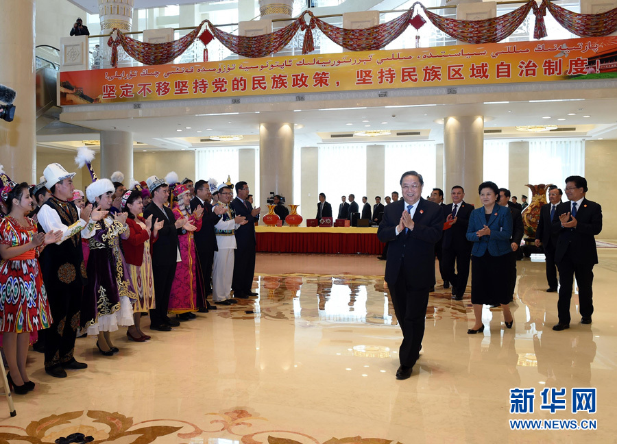 9月25日，中共中央政治局常委、全國政協(xié)主席、中央代表團團長俞正聲率中央代表團出席向新疆維吾爾自治區(qū)贈送紀念品儀式。 新華社記者饒愛民 攝 