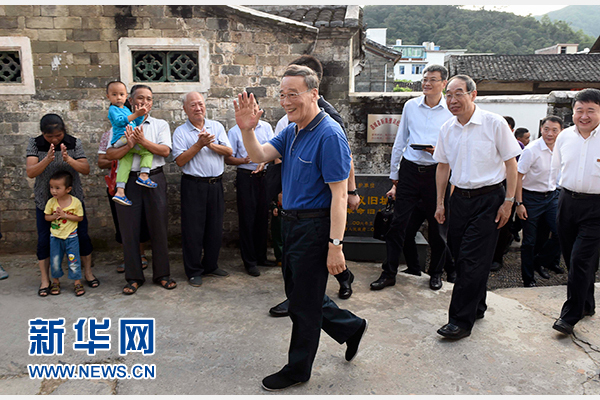 9月24日至26日，中共中央政治局常委、中央紀委書記王岐山在福建調(diào)研。這是9月24日，王岐山在連城縣紅四軍革命舊址參觀時，向附近的村民揮手致意。新華社記者張鐸攝