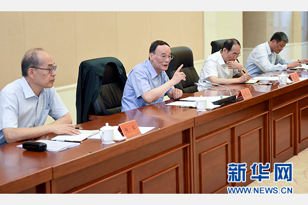 9月24日至26日，中共中央政治局常委、中央紀委書記王岐山在福建調(diào)研。這是9月25日，王岐山在上杭縣古田鎮(zhèn)主持召開座談會，聽取黨員和群眾代表對修訂廉政準則和黨紀處分條例的意見建議。新華社記者張鐸攝