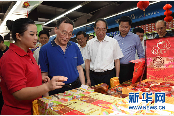 9月24日至26日，中共中央政治局常委、中央紀委書記王岐山在福建調(diào)研。這是9月24日，王岐山來到上杭縣古田鎮(zhèn)米蘭春天超市，調(diào)研“兩節(jié)”期間八項規(guī)定精神落實情況。新華社記者張鐸攝