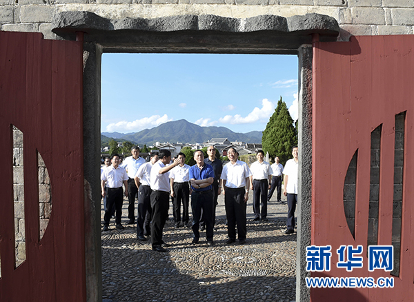 9月24日至26日，中共中央政治局常委、中央紀委書記王岐山在福建調(diào)研。這是9月24日，王岐山在上杭縣古田鎮(zhèn)參觀古田會議會址。新華社記者張鐸攝