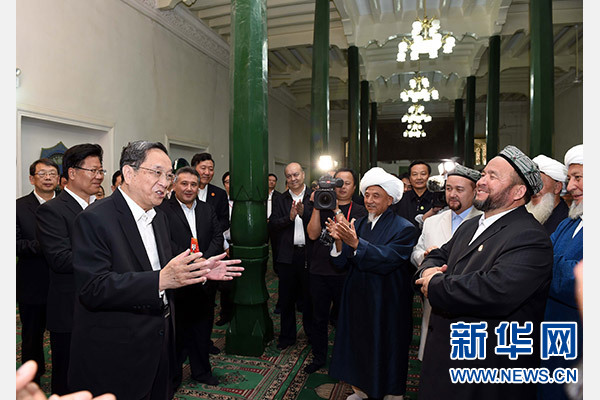 9月26日，中共中央政治局常委、全國政協(xié)主席、中央代表團(tuán)團(tuán)長俞正聲率中央代表團(tuán)部分成員赴喀什看望各族干部群眾。這是俞正聲等來到喀什市艾提尕爾清真寺，與喀什地區(qū)宗教人士代表交流。新華社記者 饒愛民 攝  