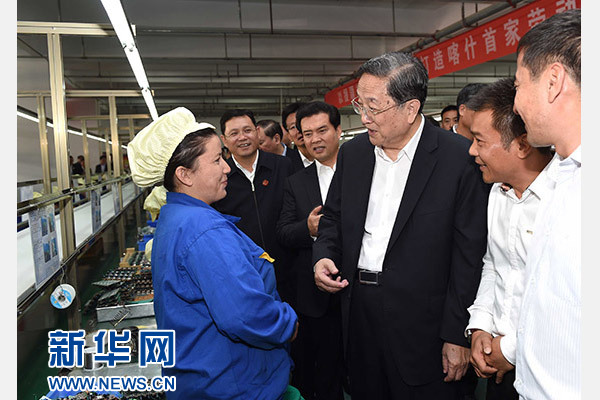 這是俞正聲等在喀什經(jīng)濟(jì)開發(fā)區(qū)深圳產(chǎn)業(yè)園視察電子產(chǎn)品生產(chǎn)線，并與現(xiàn)場工人親切交流。新華社記者 饒愛民 攝