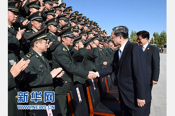這是俞正聲等赴南疆軍區(qū)慰問，會(huì)見官兵代表。新華社記者 饒愛民 攝