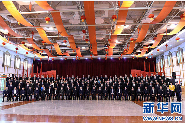 這是俞正聲同喀什地區(qū)有關(guān)負(fù)責(zé)同志、各界人士代表、援疆干部代表合影留念。新華社記者 饒愛民 攝