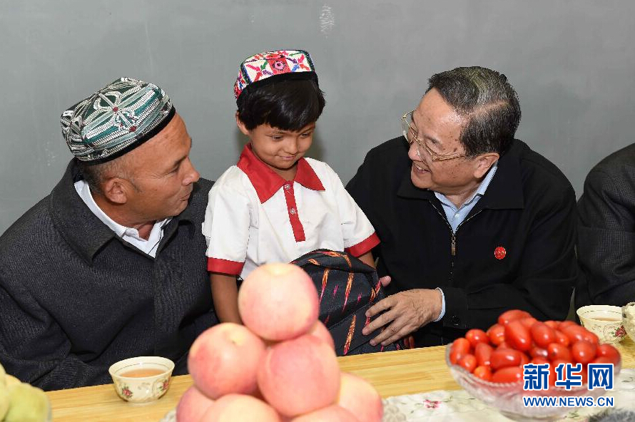 9月27日，中共中央政治局常委、全國政協(xié)主席、中央代表團團長俞正聲率中央代表團部分成員赴喀什地區(qū)莎車縣看望各族干部群眾。這是俞正聲到新疆生產(chǎn)建設(shè)兵團第三師莎車農(nóng)場維吾爾族團場職工家中看望，并向小朋友贈送學(xué)習(xí)用品。新華社記者 饒愛民 攝