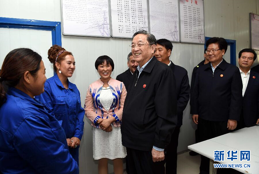 9月27日，中共中央政治局常委、全國政協(xié)主席、中央代表團團長俞正聲率中央代表團部分成員來到新疆英吉沙縣喀什中興手套有限公司考察。新華社記者 饒愛民 攝 