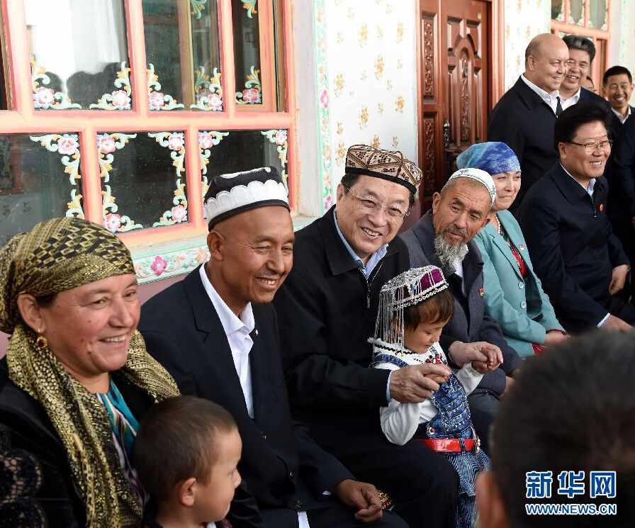 9月27日，中共中央政治局常委、全國政協(xié)主席、中央代表團團長俞正聲率中央代表團部分成員赴喀什地區(qū)莎車縣看望各族干部群眾。這是俞正聲在莎車縣艾力西湖鎮(zhèn)21村看望維吾爾族村民阿布來提·阿不力孜一家。新華社記者 饒愛民 攝