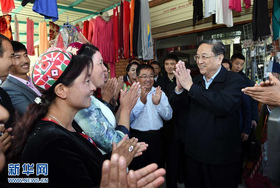 9月27日，中共中央政治局常委、全國政協(xié)主席、中央代表團團長俞正聲率中央代表團部分成員赴喀什地區(qū)莎車縣看望各族干部群眾。這是俞正聲在莎車縣艾力西湖鎮(zhèn)21村看望慰問維吾爾族群眾。新華社記者 饒愛民 攝