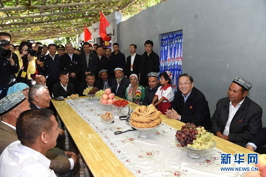 9月27日，中共中央政治局常委、全國政協(xié)主席、中央代表團團長俞正聲率中央代表團部分成員赴喀什地區(qū)莎車縣看望各族干部群眾。這是俞正聲到新疆生產(chǎn)建設(shè)兵團第三師莎車農(nóng)場維吾爾族團場職工家中看望。新華社記者 饒愛民 攝