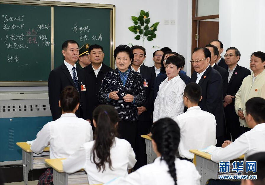 9月27日，中共中央政治局委員、國(guó)務(wù)院副總理、中央代表團(tuán)副團(tuán)長(zhǎng)劉延?xùn)|率中央代表團(tuán)分團(tuán)，帶著黨中央、國(guó)務(wù)院的親切關(guān)懷和全國(guó)各族人民的深切情誼，來(lái)到和田地區(qū)、阿克蘇地區(qū)慰問(wèn)各族干部群眾，并祝賀大家中秋節(jié)快樂(lè)。這是劉延?xùn)|視察對(duì)口援建的和田天津中學(xué)。新華社記者 張領(lǐng) 攝