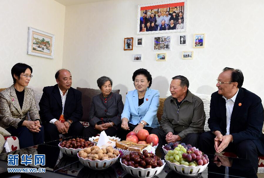 9月27日，中共中央政治局委員、國(guó)務(wù)院副總理、中央代表團(tuán)副團(tuán)長(zhǎng)劉延?xùn)|率中央代表團(tuán)分團(tuán)，帶著黨中央、國(guó)務(wù)院的親切關(guān)懷和全國(guó)各族人民的深切情誼，來(lái)到和田地區(qū)、阿克蘇地區(qū)慰問(wèn)各族干部群眾，并祝賀大家中秋節(jié)快樂(lè)。這是劉延?xùn)|來(lái)到新疆生產(chǎn)建設(shè)兵團(tuán)第一師五團(tuán)團(tuán)場(chǎng)退休職工包春祥家中慰問(wèn)。新華社記者 張領(lǐng) 攝