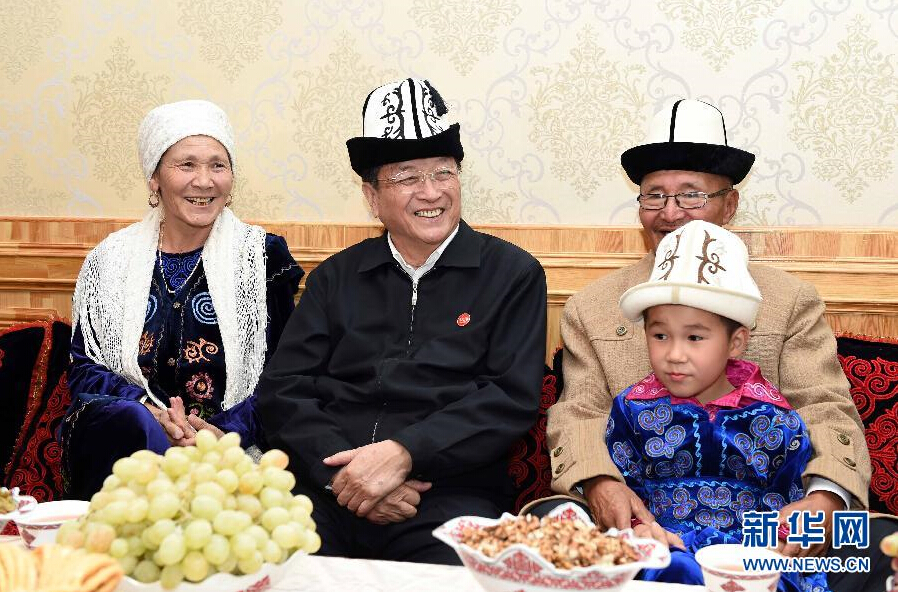 9月28日，中共中央政治局常委、全國政協(xié)主席、中央代表團團長俞正聲率中央代表團部分成員赴祖國最西端的新疆克孜勒蘇柯爾克孜自治州看望慰問各族干部群眾。這是俞正聲來到阿圖什市光明街道辦事處團結(jié)路社區(qū)看望柯爾克孜族居民。新華社記者 饒愛民 攝