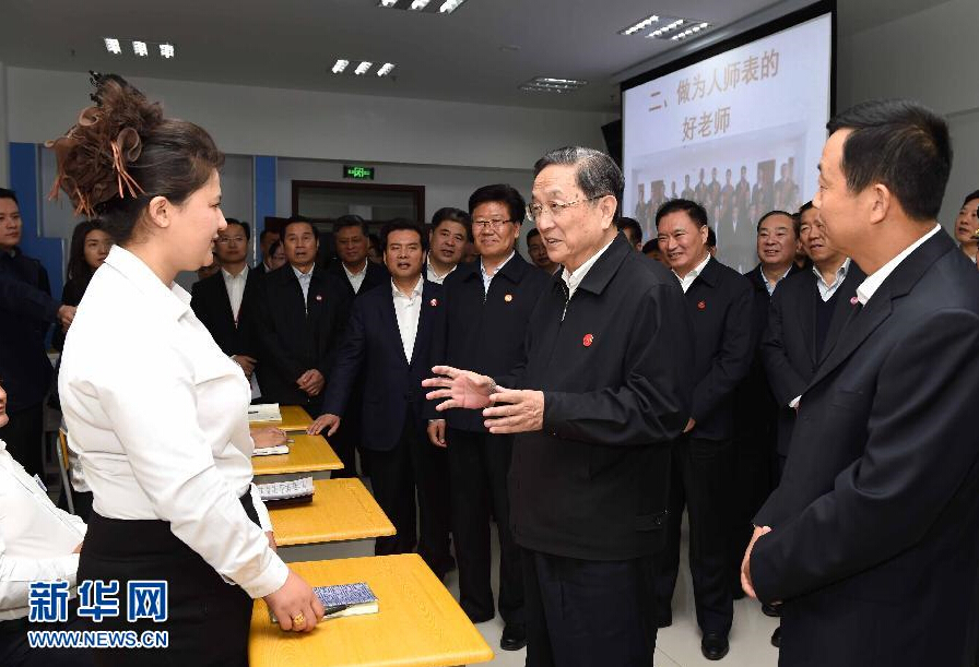 9月28日，中共中央政治局常委、全國政協(xié)主席、中央代表團團長俞正聲率中央代表團部分成員赴祖國最西端的新疆克孜勒蘇柯爾克孜自治州看望慰問各族干部群眾。這是俞正聲來到克州雙語師資培訓學校，與老師、學員交流談心。新華社記者 饒愛民 攝