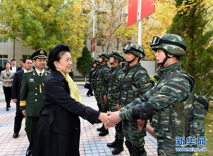 9月28日，中共中央政治局委員、國(guó)務(wù)院副總理、中央代表團(tuán)副團(tuán)長(zhǎng)劉延?xùn)|率中央代表團(tuán)分團(tuán)赴阿克蘇地區(qū)、伊犁哈薩克自治州慰問(wèn)，與各族干部群眾共度節(jié)日、共享歡樂(lè)。這是劉延?xùn)|在伊犁武警8660部隊(duì)駐地慰問(wèn)官兵。新華社記者張領(lǐng)攝