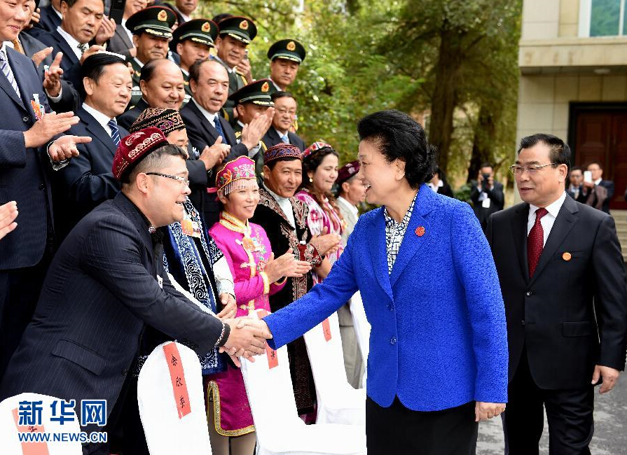 9月28日，中共中央政治局委員、國(guó)務(wù)院副總理、中央代表團(tuán)副團(tuán)長(zhǎng)劉延?xùn)|率中央代表團(tuán)分團(tuán)赴阿克蘇地區(qū)、伊犁哈薩克自治州慰問(wèn)，與各族干部群眾共度節(jié)日、共享歡樂(lè)。這是劉延?xùn)|接見(jiàn)伊犁黨政軍負(fù)責(zé)同志和各族各界人士、先進(jìn)模范、援疆干部代表等。新華社記者張領(lǐng)攝