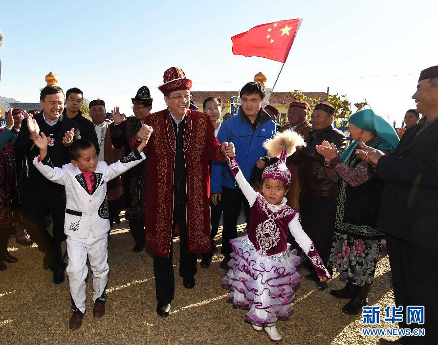 9月29日，中共中央政治局常委、全國(guó)政協(xié)主席、中央代表團(tuán)團(tuán)長(zhǎng)俞正聲率中央代表團(tuán)部分成員赴阿勒泰地區(qū)看望各族干部群眾。這是俞正聲來到布爾津縣也拉曼牧民定居新村看望哈薩克族牧民。新華社記者 高潔 攝