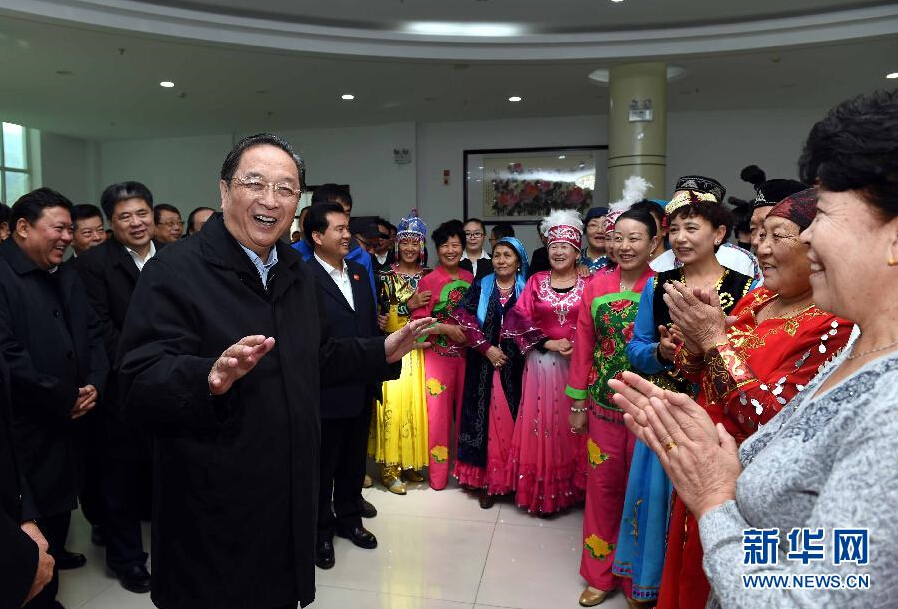 9月29日，中共中央政治局常委、全國(guó)政協(xié)主席、中央代表團(tuán)團(tuán)長(zhǎng)俞正聲率中央代表團(tuán)部分成員赴阿勒泰地區(qū)看望各族干部群眾。這是俞正聲來到阿勒泰地區(qū)老年人活動(dòng)中心慰問群眾。新華社記者 饒愛民 攝
