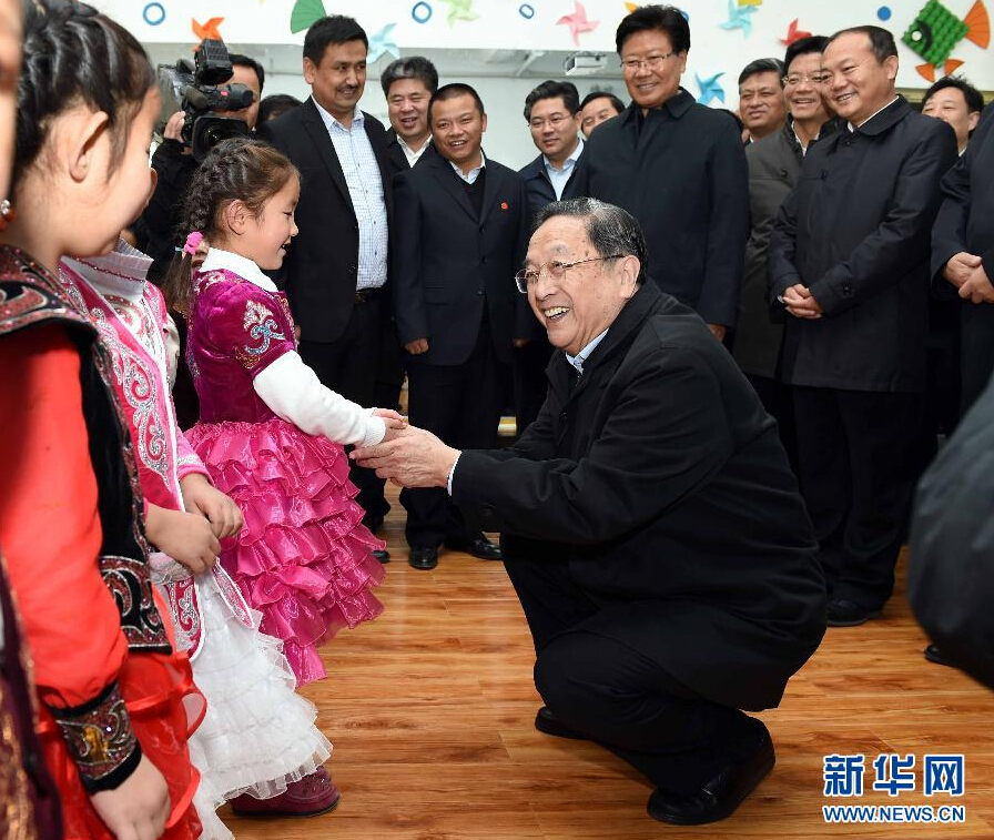 9月29日，中共中央政治局常委、全國(guó)政協(xié)主席、中央代表團(tuán)團(tuán)長(zhǎng)俞正聲率中央代表團(tuán)部分成員赴阿勒泰地區(qū)看望各族干部群眾。這是俞正聲來到布爾津縣也拉曼牧民定居新村幼兒園，同小朋友交流。新華社記者 饒愛民 攝