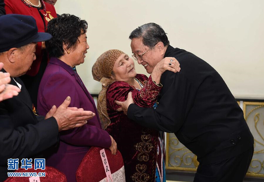 9月29日，中共中央政治局常委、全國(guó)政協(xié)主席、中央代表團(tuán)團(tuán)長(zhǎng)俞正聲率中央代表團(tuán)部分成員赴阿勒泰地區(qū)看望各族干部群眾。這是俞正聲接見阿勒泰地區(qū)有關(guān)負(fù)責(zé)同志、各界人士代表和援疆干部代表時(shí)與維吾爾族老人阿尼帕·阿力馬洪親切擁抱。阿尼帕·阿力馬洪先后收養(yǎng)漢、回、維吾爾、哈薩克4個(gè)民族的10個(gè)孤兒。新華社記者 饒愛民 攝 
