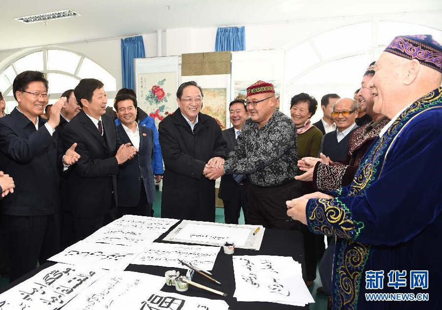 9月29日，中共中央政治局常委、全國(guó)政協(xié)主席、中央代表團(tuán)團(tuán)長(zhǎng)俞正聲率中央代表團(tuán)部分成員赴阿勒泰地區(qū)看望各族干部群眾。這是俞正聲來到阿勒泰地區(qū)老年人活動(dòng)中心，觀看老同志書畫展，同老同志親切交談。新華社記者 高潔 攝