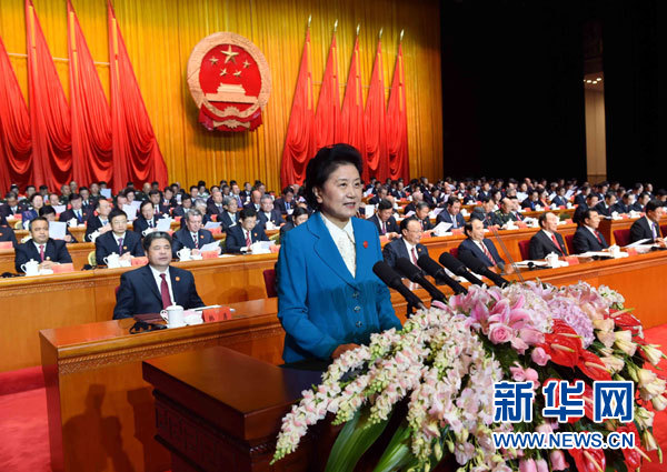 10月1日，慶祝中華人民共和國成立66周年暨新疆維吾爾自治區(qū)成立60周年大會(huì)在新疆人民會(huì)堂隆重舉行。這是中共中央政治局委員、國務(wù)院副總理、中央代表團(tuán)副團(tuán)長劉延?xùn)|宣讀中共中央、全國人大常委會(huì)、國務(wù)院、全國政協(xié)、中央軍委關(guān)于慶祝新疆維吾爾自治區(qū)成立60周年的賀電。新華社記者 饒愛民 攝 