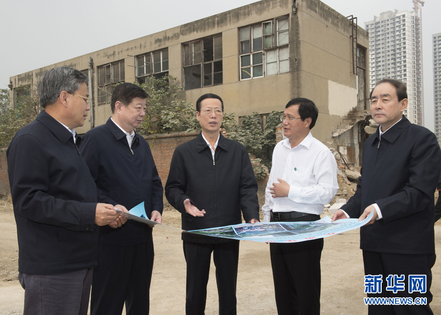 10月22日至23日，中共中央政治局常委、國務(wù)院副總理張高麗在山東調(diào)研扶貧工作情況。這是10月22日，張高麗就整體搬遷脫貧實(shí)地考察濟(jì)寧東南片區(qū)還遷安置區(qū)暨東南華城棚戶區(qū)改造項(xiàng)目。 新華社記者 王曄 攝