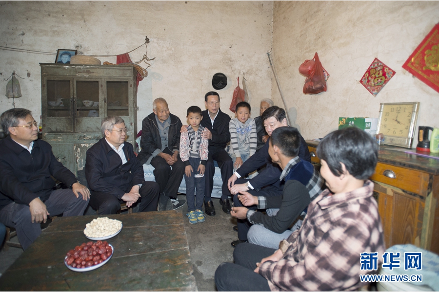 10月22日至23日，中共中央政治局常委、國務(wù)院副總理張高麗在山東調(diào)研扶貧工作情況。這是10月22日，張高麗在菏澤市巨野縣田莊鎮(zhèn)后屯村入戶看望生活困難村民。 新華社記者 王曄 攝