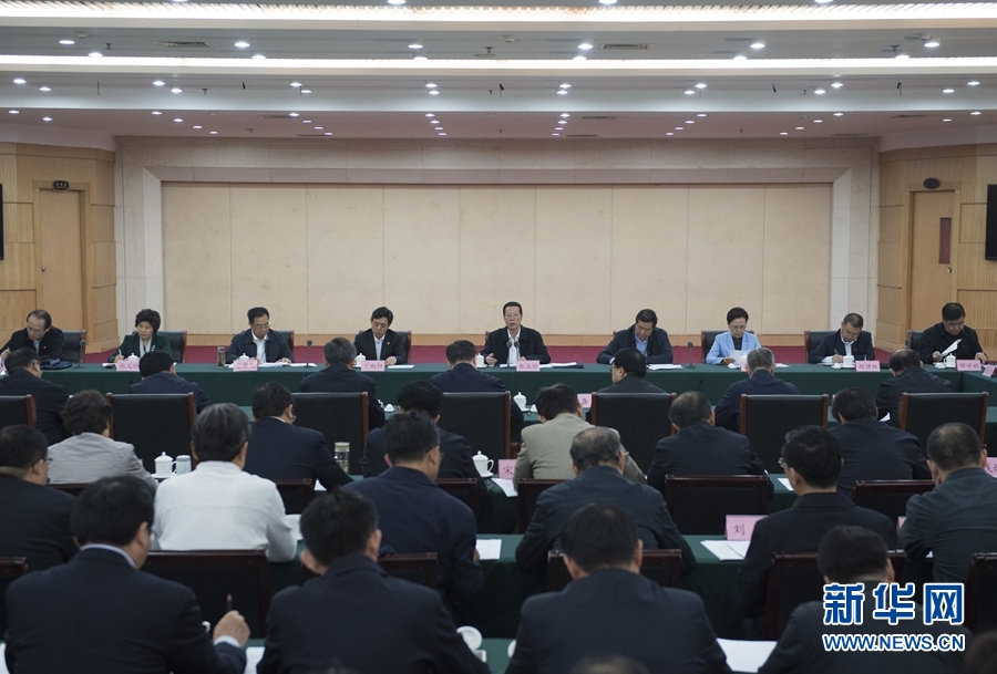 10月22日至23日，中共中央政治局常委、國務(wù)院副總理張高麗在山東調(diào)研扶貧工作情況。這是10月23日，張高麗在菏澤市主持召開扶貧工作座談會。 新華社記者 王曄 攝