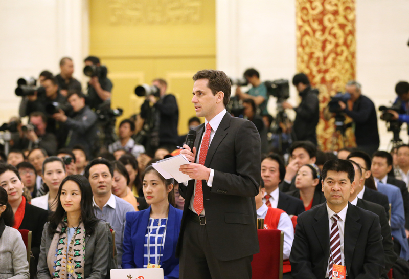3月15日，國務(wù)院總理李克強在北京人民大會堂與中外記者見面，并回答記者提問。這是一位記者在提問。 新華社記者 劉衛(wèi)兵攝