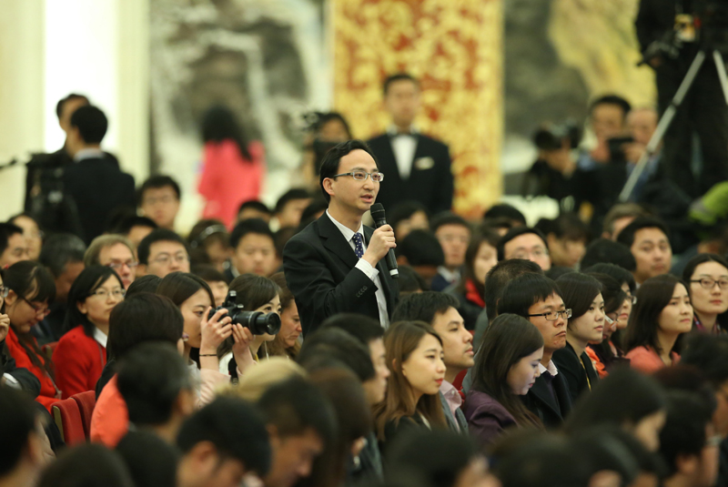 3月15日，國務(wù)院總理李克強在北京人民大會堂與中外記者見面，并回答記者提問。這是一位記者在提問。 新華社記者 龐興雷 攝