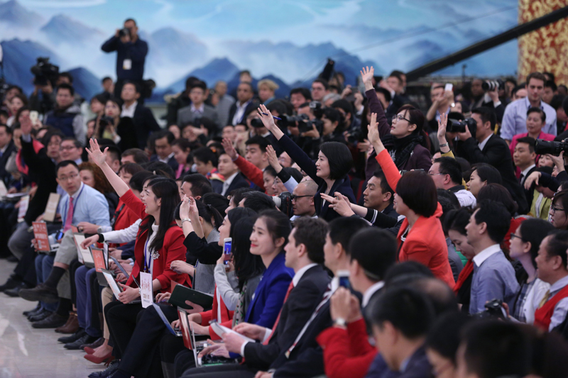 3月15日，國務(wù)院總理李克強在北京人民大會堂與中外記者見面，并回答記者提問。這是記者舉手爭取提問機會。 新華社記者 才揚 攝