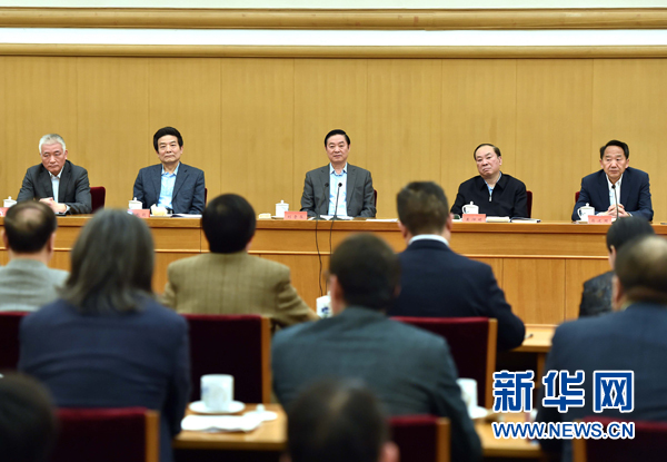 4月8日，中共中央政治局委員、中央書記處書記、中宣部部長(zhǎng)劉奇葆在北京同講好中國故事專家學(xué)者、文化交流使者研討班學(xué)員座談。 新華社記者李濤 攝