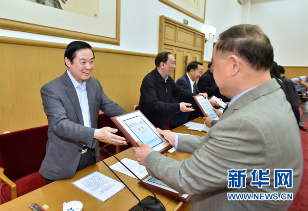 4月8日，中共中央政治局委員、中央書記處書記、中宣部部長(zhǎng)劉奇葆在北京同講好中國故事專家學(xué)者、文化交流使者研討班學(xué)員座談。這是劉奇葆在座談會(huì)上向獲得講好中國故事文化交流使者稱號(hào)的代表頒發(fā)證書。新華社記者 李濤 攝
