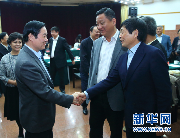 4月12日，中共中央政治局委員、中央書記處書記、中宣部部長劉奇葆在北京出席“走向世界的中國兒童文學(xué)”座談會并講話。這是座談會后，劉奇葆與國際安徒生獎獲得者、兒童文學(xué)作家曹文軒握手。新華社記者丁海濤攝