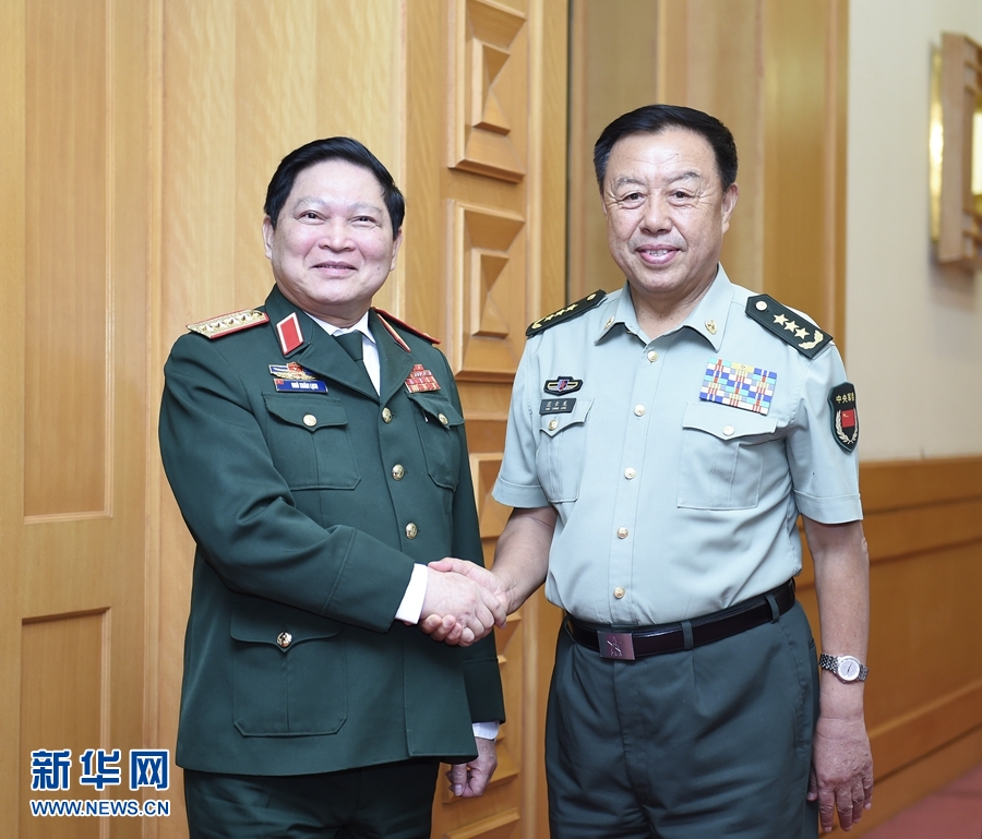 8月29日，中共中央政治局委員、中央軍委副主席范長龍在北京會見越南共產(chǎn)黨中央政治局委員、國防部長吳春歷。 新華社記者張領(lǐng)攝