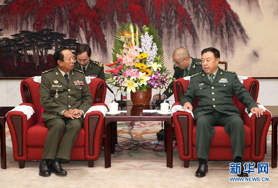 10月13日，中央軍委副主席范長(zhǎng)龍?jiān)诒本?huì)見(jiàn)柬埔寨王國(guó)副首相兼國(guó)防大臣迪班。 新華社記者 馬占成 攝 