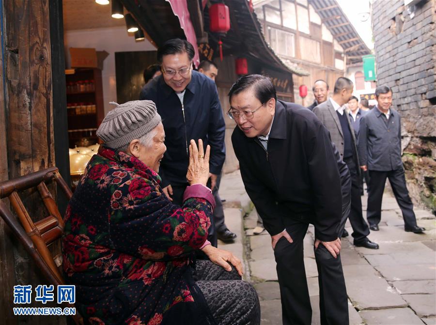 這是11月21日，張德江在宜賓李莊鎮(zhèn)同濟(jì)社區(qū)與居民親切交談。 新華社記者 劉衛(wèi)兵 攝 