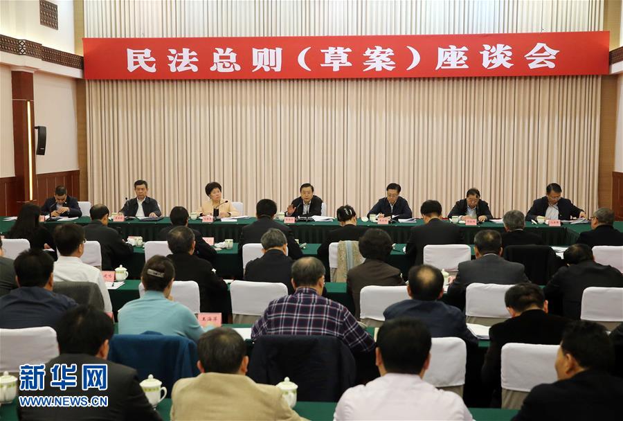 這是11月23日，張德江在成都主持召開座談會(huì)，11個(gè)省（區(qū)、市）人大常委會(huì)負(fù)責(zé)同志、部分全國人大代表、法律工作者及專家學(xué)者參加會(huì)議。新華社記者 劉衛(wèi)兵 攝 
