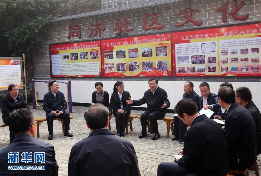這是11月21日，張德江來到宜賓李莊鎮(zhèn)同濟(jì)社區(qū)，了解社區(qū)的工作情況。 新華社記者 劉衛(wèi)兵 攝 