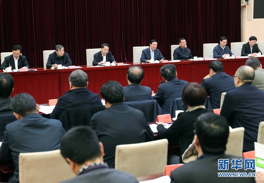 12月10日，中宣部在北京召開學(xué)習(xí)貫徹習(xí)近平總書記在中國(guó)文聯(lián)十大、中國(guó)作協(xié)九大開幕式上和會(huì)見中國(guó)記協(xié)第九屆理事會(huì)代表時(shí)重要講話精神座談會(huì)。中共中央政治局委員、中央書記處書記、中宣部部長(zhǎng)劉奇葆出席會(huì)議并講話。新華社記者 劉衛(wèi)兵 攝 