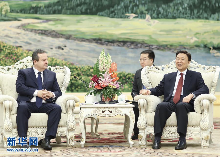 12月15日，國家副主席李源潮在北京會(huì)見塞爾維亞第一副總理兼外長伊維察·達(dá)契奇。新華社記者 丁林 攝