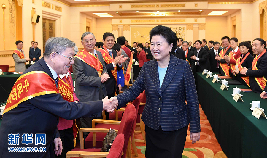 12月29日，中共中央政治局委員、國(guó)務(wù)院副總理劉延?xùn)|在北京與中醫(yī)藥高等學(xué)校教學(xué)名師座談。這是座談會(huì)前，劉延?xùn)|與獲得表彰的教師握手。新華社記者 張鐸 攝